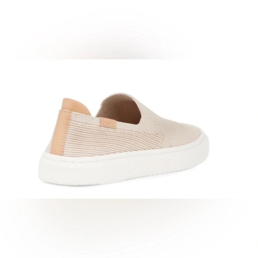 Ugg Women's Alameda Sammy - Sea Salt
(NWT
Size 9.5 - Picture 4 of 5